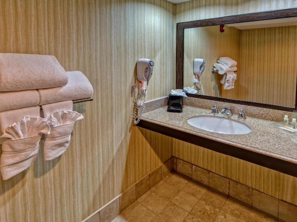 Clarion Hotel & Suites Conference Center Memphis Airport Екстериор снимка