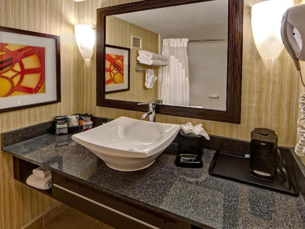 Clarion Hotel & Suites Conference Center Memphis Airport Екстериор снимка
