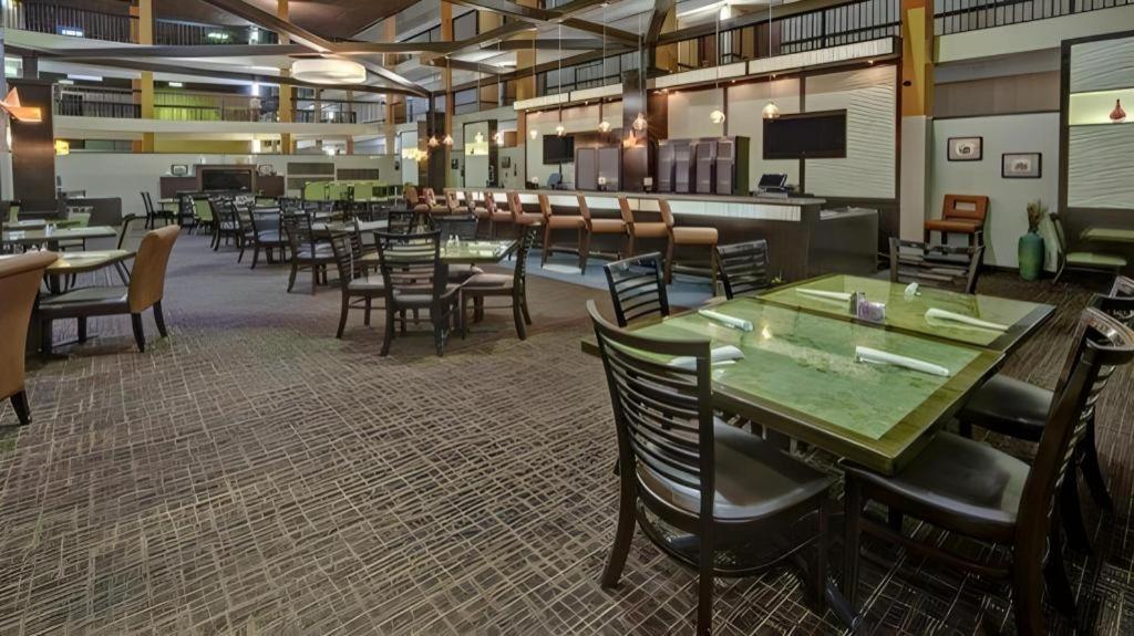 Clarion Hotel & Suites Conference Center Memphis Airport Екстериор снимка