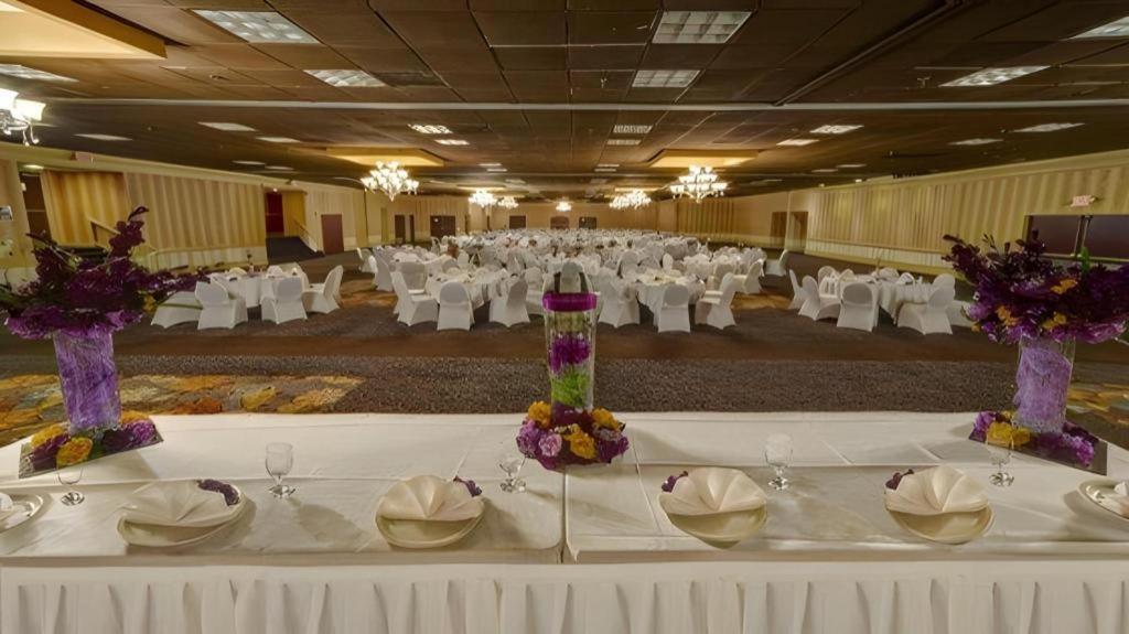 Clarion Hotel & Suites Conference Center Memphis Airport Екстериор снимка